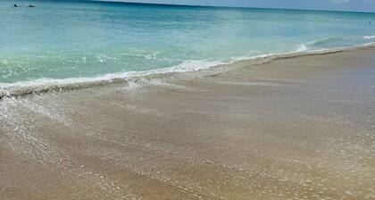 Luxury Beach Condo 5 Min Walk to Beach Shops