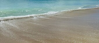 Luxury Beach Condo 5 Min Walk to Beach Shops