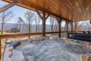 House | 3 bedrooms - Lux Cabin Smoky Mtn View Dog Friendly Hot Tub (Gatlinburg)
