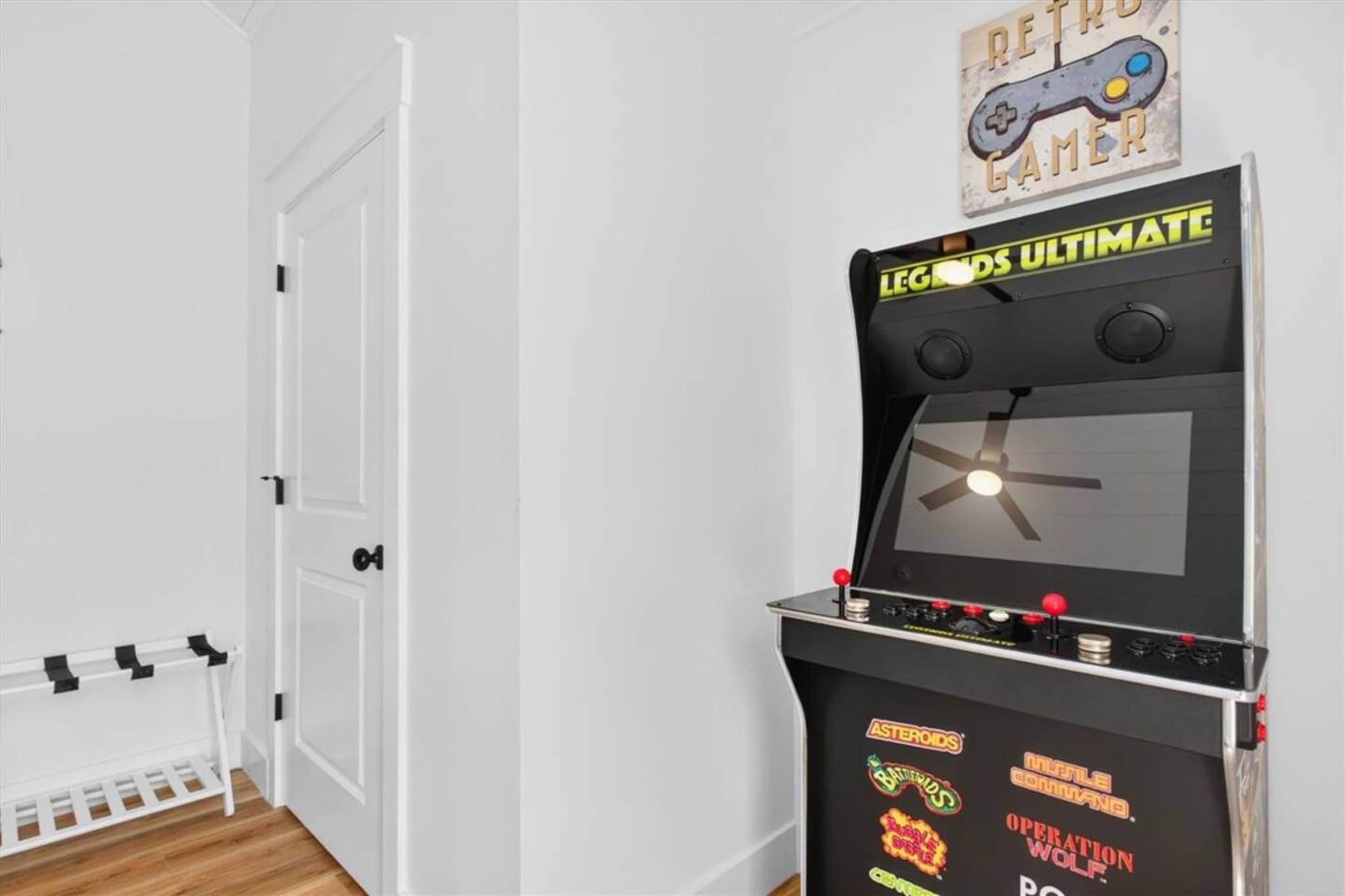 Een retro-gamehal met een bord waarop 