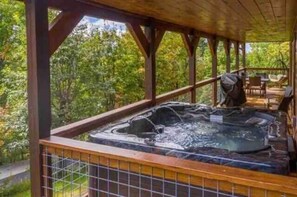 Apartment | 3 bedrooms - Lux Cabin Mtn Views Flat Parking Dog Friendly (Gatlinburg)