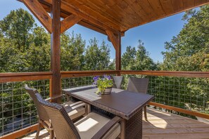 Apartment | 3 bedrooms - Lux Cabin Mtn Views Flat Parking Dog Friendly (Gatlinburg)