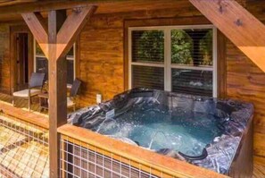 Apartment | 3 bedrooms - Lux Cabin Mtn Views Flat Parking Dog Friendly (Gatlinburg)