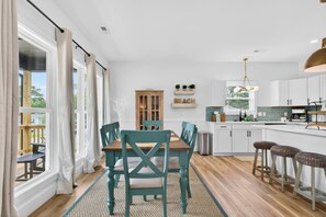 4 bedrooms - New Listing Luxury House 5 Min Walk to Beach (Oak Island)