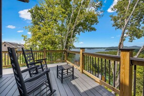 4 bedrooms - Luxury Cabin Lake Views EV Charger Game Room (Sevierville)