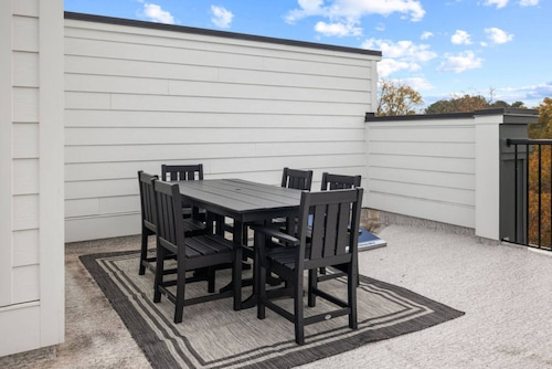 NEW Luxury Condo Rooftop Terrace EV Charger