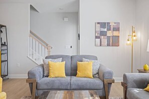 Apartment | 4 bedrooms - NEW Luxury Condo Rooftop Terrace EV Charger (Wake Forest)