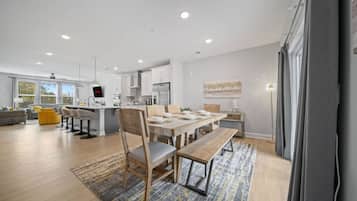 House | 4 bedrooms, desk