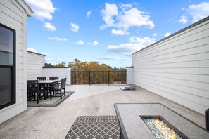 Apartment | 4 bedrooms - NEW Luxury Condo Rooftop Terrace EV Charger (Wake Forest)