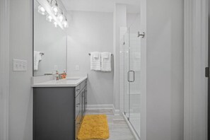House | 4 bedrooms, desk