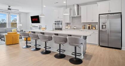 NEW Luxury Condo Rooftop Terrace EV Charger