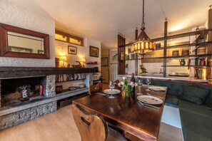 Condo familiar, balcón, vista a la montaña | Servicio a la habitación