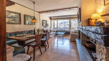 Appart'hĂŽtel Familial, balcon, vue montagne | Restauration dans la chambre