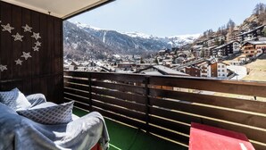 Un balcón con vista a un pueblo nevado en las montañas.