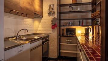 Family Condo, Balcony, Mountain View | Private kitchen | Fridge, oven, stovetop, dishwasher