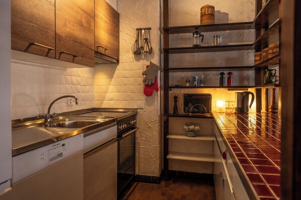 Condo familiar, balcón, vista a la montaña | Cocina privada | Refrigerador, horno, parrilla de estufa y lavavajillas