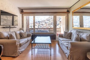 Appart'hĂŽtel Familial, balcon, vue montagne | Restauration dans la chambre