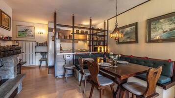 Kondominium Keluarga, balkon, pemandangan gunung | Makan di kamar