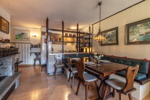 Condo dành cho gia đình, ban công, quang cảnh núi | Khu vực ăn uống tại phòng