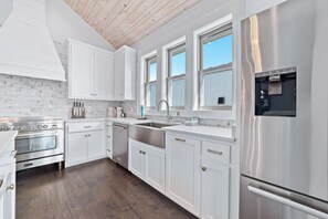 冷蔵庫、電子レンジ、オーブン、コンロ