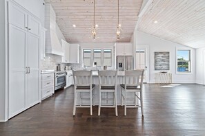 冷蔵庫、電子レンジ、オーブン、コンロ