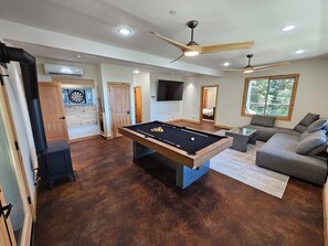 Games room - Cedar Rock Cabin: 5 bedroom in Mi-Wuk Village (Mi-Wuk Village)