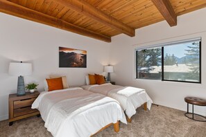 3 bedrooms, desk, WiFi, bed sheets