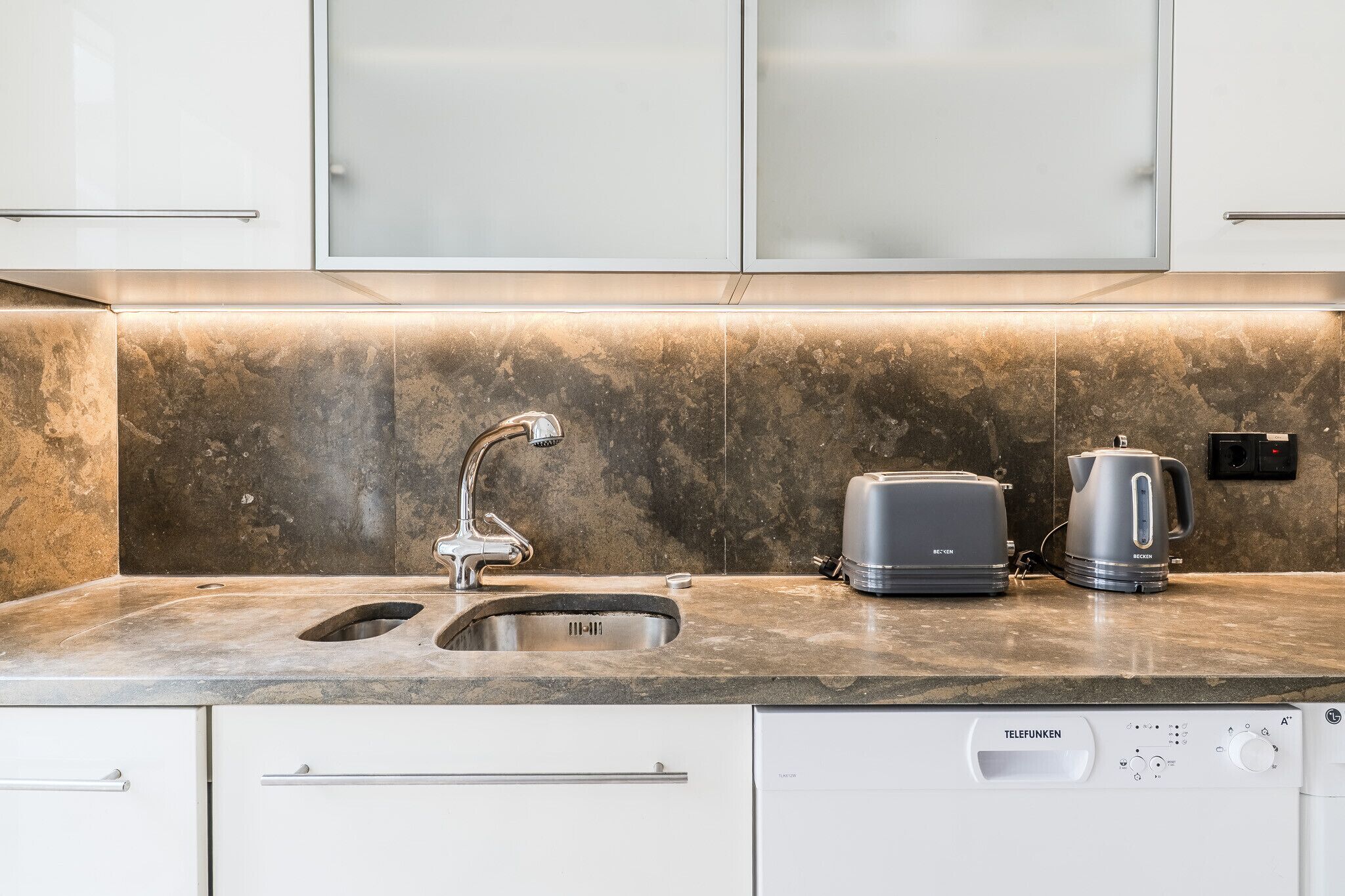 Réfrigérateur, micro-ondes, four, plaque de cuisson