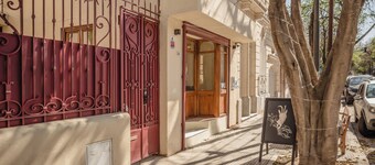 La Noire Petit Hotel