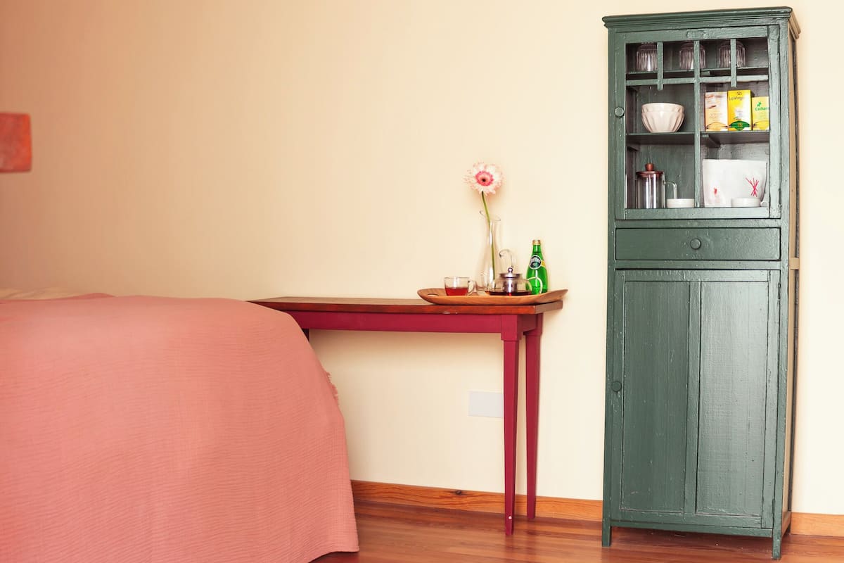 Espacio para trabajar con laptop y wifi gratis