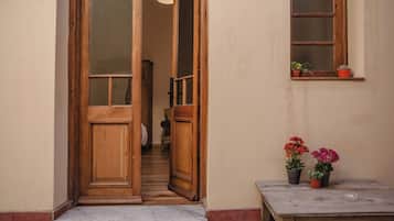 Ropa de cama de alta calidad y caja de seguridad en la habitación