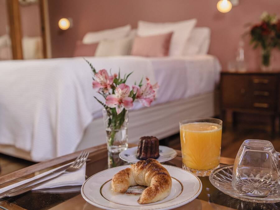 Espacio para trabajar con laptop y wifi gratis