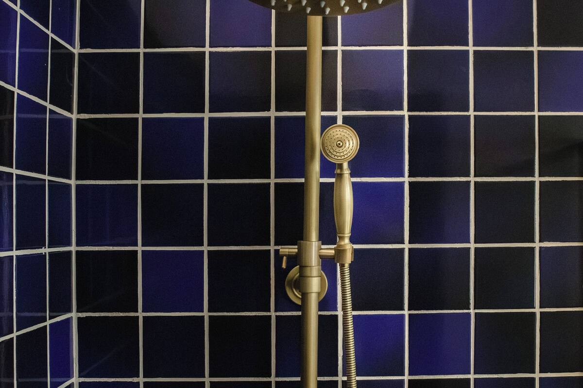 Deluxe kamer | Badkamer | Een haardroger, handdoeken, zeep, shampoo