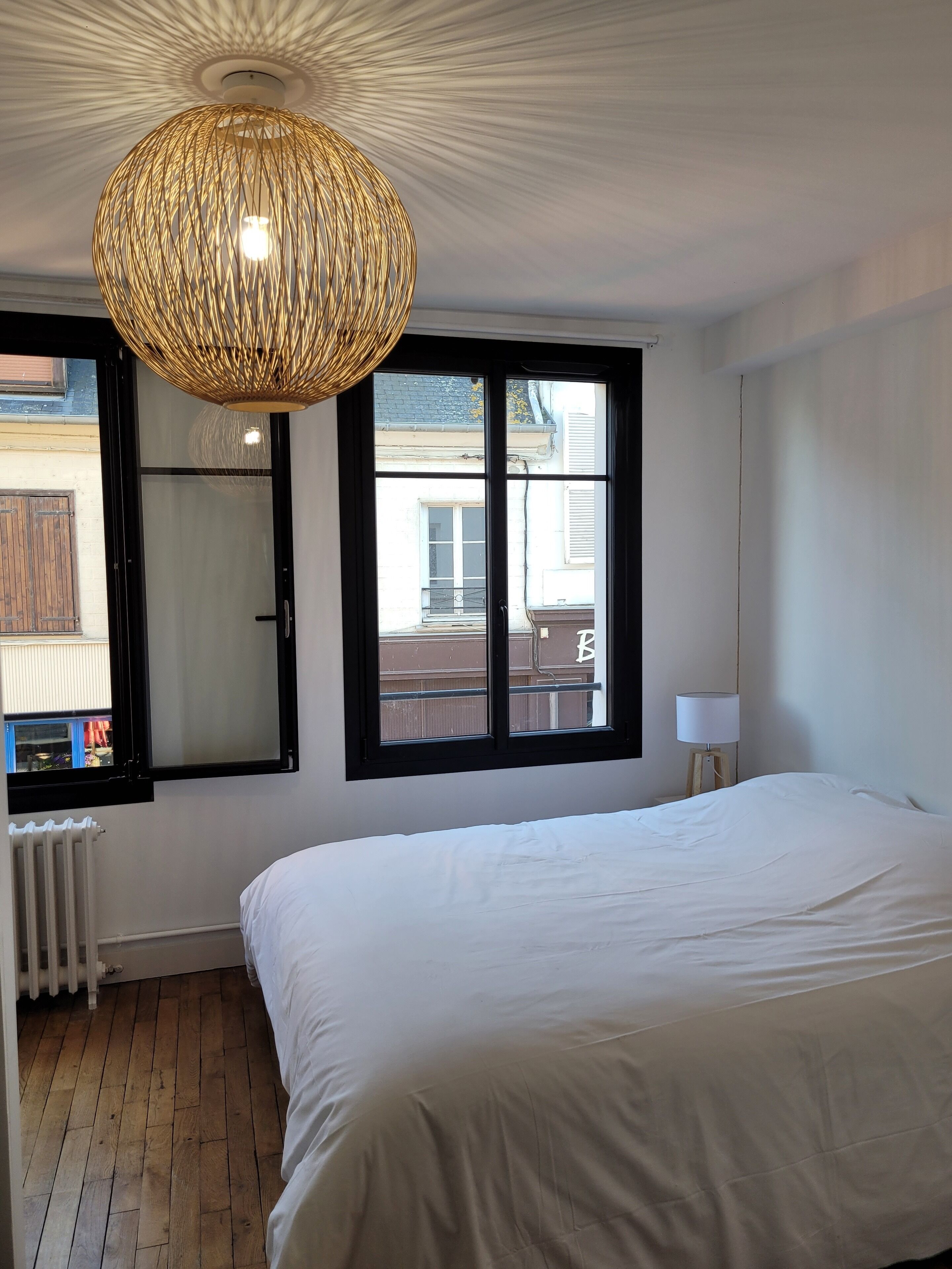 4 間睡房、書桌、熨斗/熨衫板、可攜式嬰兒床