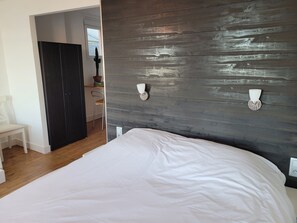 4 slaapkamers, een bureau, een strijkplank/strijkijzer, reisbedje