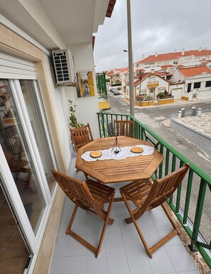 Outdoor dining - Ribeiro House (Lourinhã)