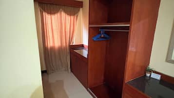 Ropa de cama de alta calidad y escritorio
