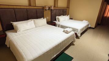 Luxe kamer | Luxe beddengoed, een bureau, een strijkplank/strijkijzer, gratis wifi