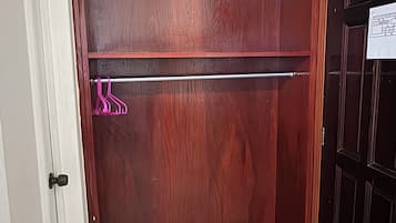 Ropa de cama de alta calidad y escritorio