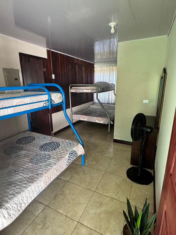 3 quartos, escrivaninha, ferros/tábuas de passar roupa