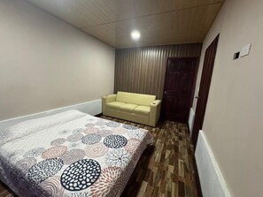 3 bedrooms, desk, iron/ironing board, free WiFi