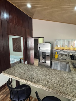 Geladeira, fogão, cooktop, cafeteira/chaleira