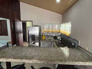 Fridge, oven, stovetop, coffee/tea maker