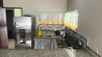 冷蔵庫、オーブン、コンロ、コーヒー / ティーメーカー