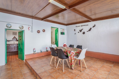 Dining. Vacation Home 'La Casita Cueva Don Carmelo' with Mountain View, Private Terrace and Wi-Fi
