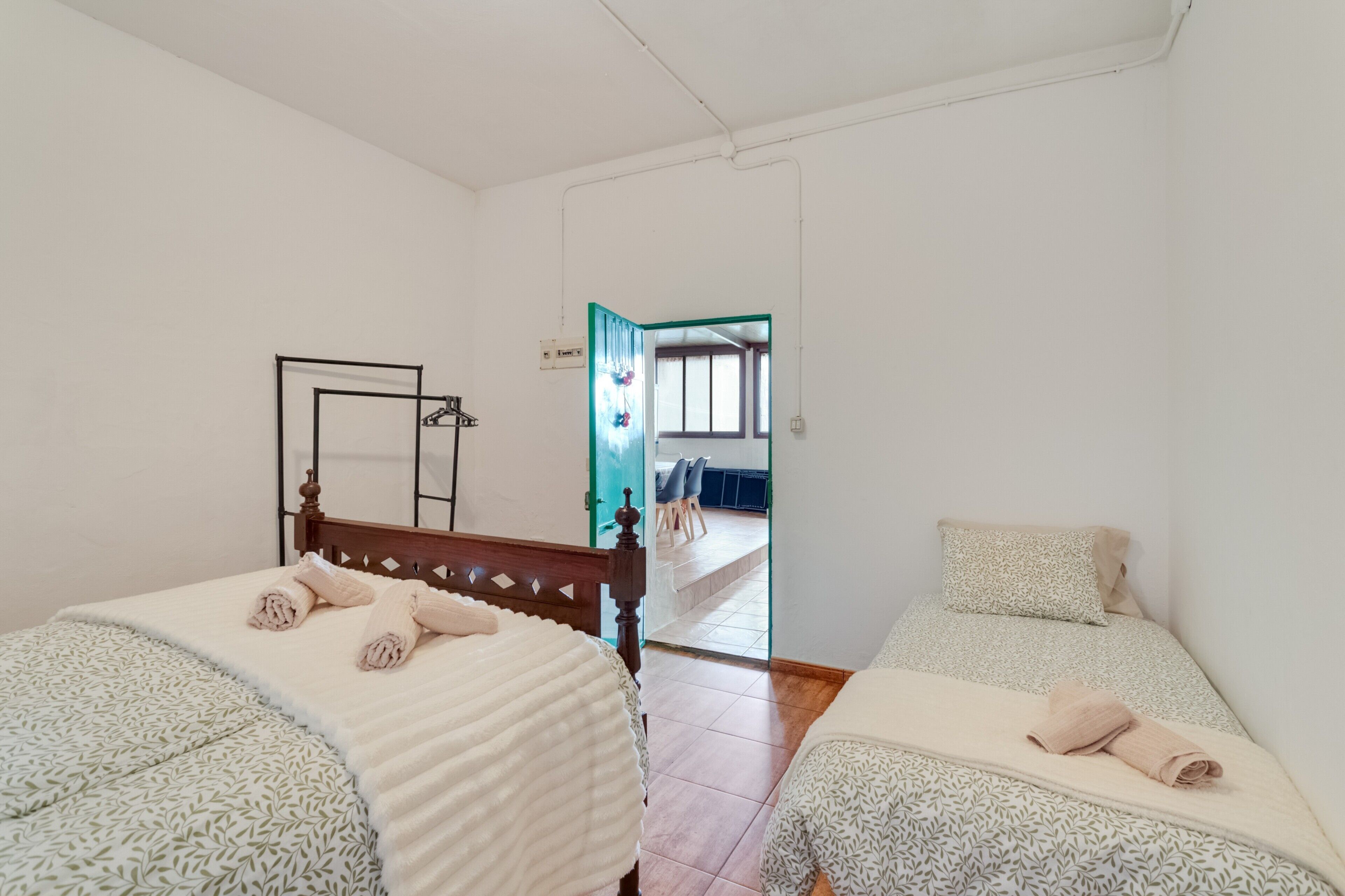Tabla de planchar con plancha, wifi y ropa de cama 