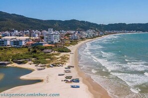 Beach - Apartment in Home Club with pool view - 550 meters from the sea (Governador Celso Ramos)