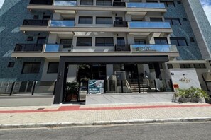Exterior - Apartment in Home Club with pool view - 550 meters from the sea (Governador Celso Ramos)