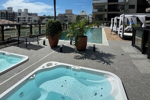 Outdoor spa tub - Apartment in Home Club with pool view - 550 meters from the sea (Governador Celso Ramos)