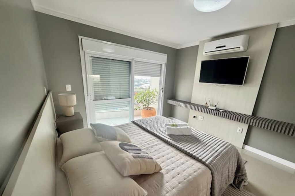 2 quartos, ferros/tábuas de passar roupa, acesso à internet